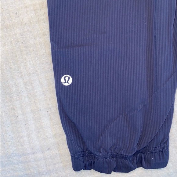 Lululemon cropped joggers! - Picture 2 of 4